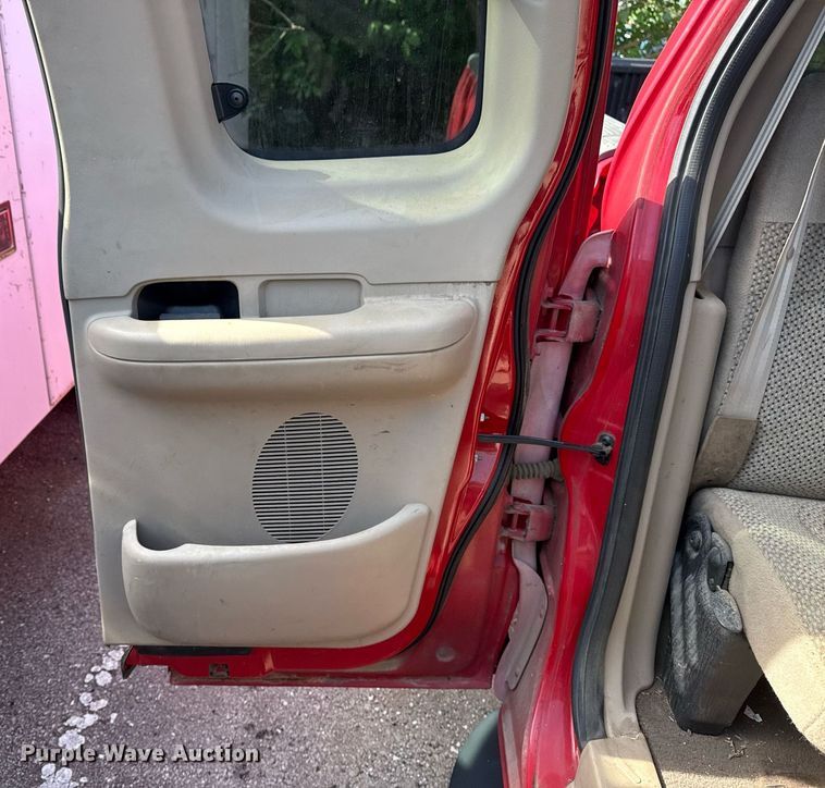 image for item EG8419 2001 Ford F150 SuperCab pickup truck