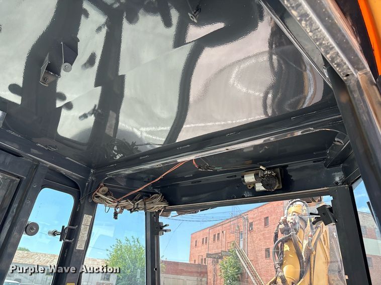 image for item EG8440 2001 John Deere 310SG backhoe