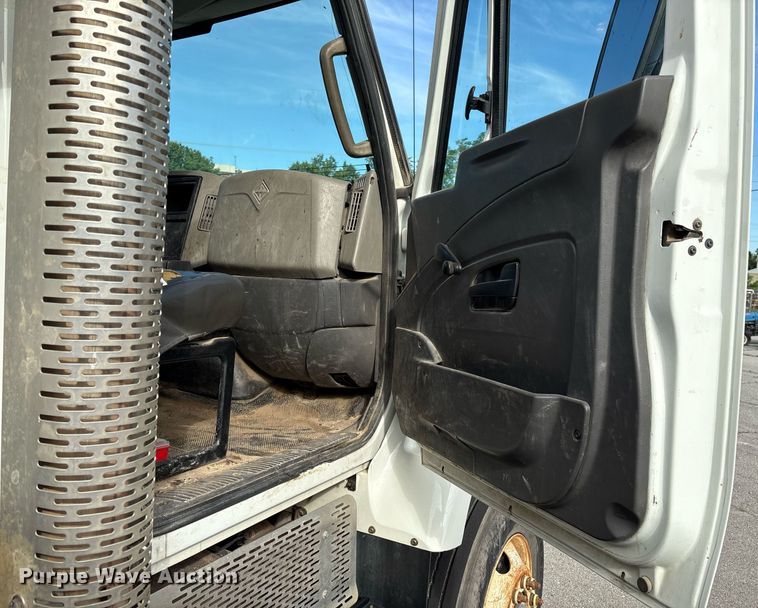 image for item EG8451 2011 International 7400 dump truck