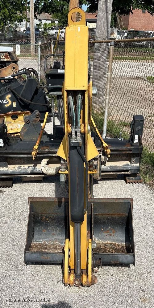 image for item EG8453 2004 Caterpillar BH30 skid steer backhoe
