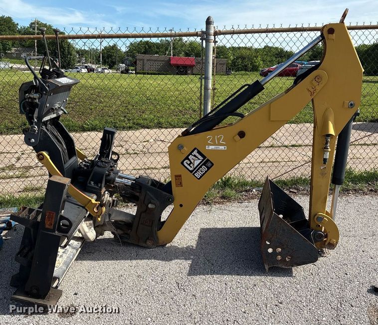 image for item EG8453 2004 Caterpillar BH30 skid steer backhoe