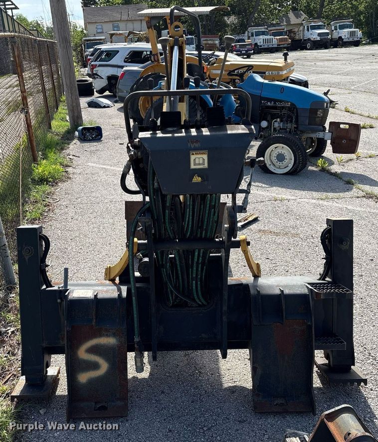 image for item EG8453 2004 Caterpillar BH30 skid steer backhoe