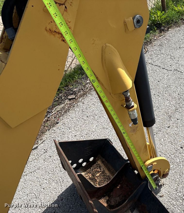 image for item EG8453 2004 Caterpillar BH30 skid steer backhoe