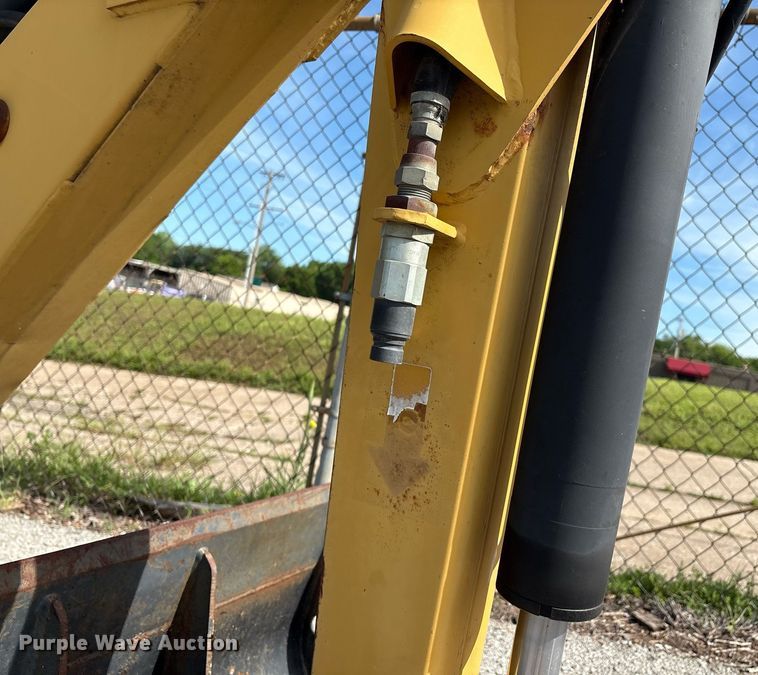 image for item EG8453 2004 Caterpillar BH30 skid steer backhoe