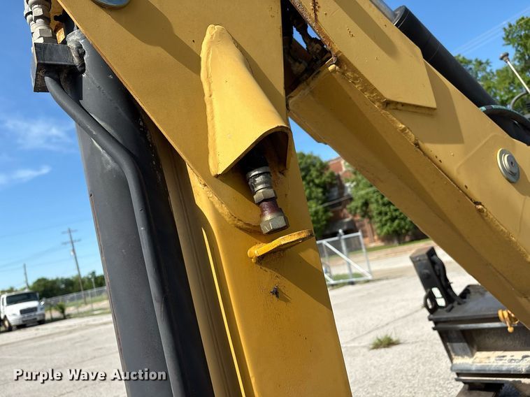 image for item EG8453 2004 Caterpillar BH30 skid steer backhoe