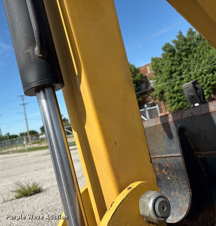 image for item EG8453 2004 Caterpillar BH30 skid steer backhoe