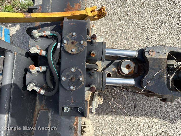 image for item EG8453 2004 Caterpillar BH30 skid steer backhoe