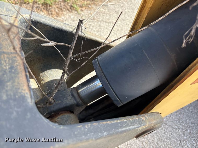 image for item EG8453 2004 Caterpillar BH30 skid steer backhoe