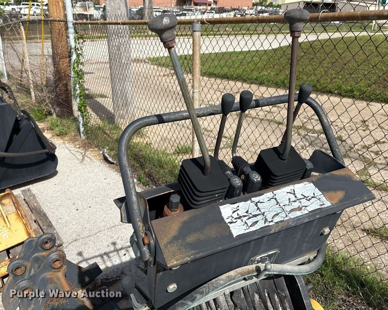 image for item EG8453 2004 Caterpillar BH30 skid steer backhoe