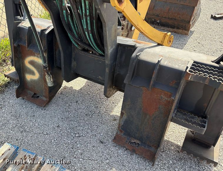 image for item EG8453 2004 Caterpillar BH30 skid steer backhoe