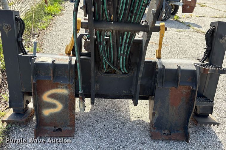 image for item EG8453 2004 Caterpillar BH30 skid steer backhoe