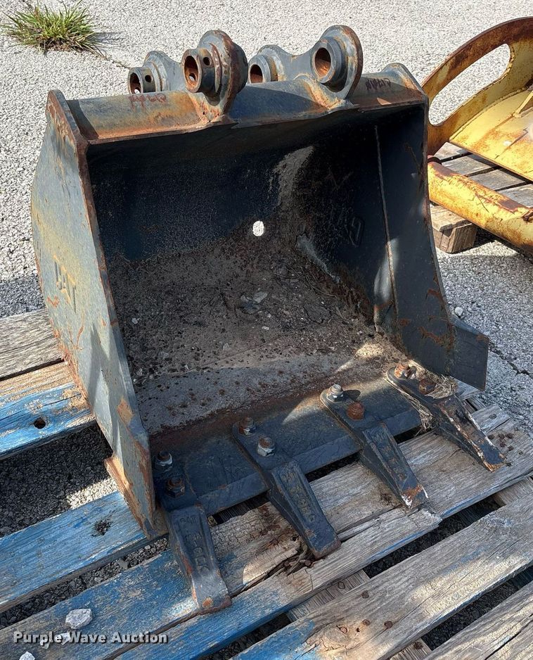image for item EG8454 Caterpillar CHMHDG 060423 excavator bucket