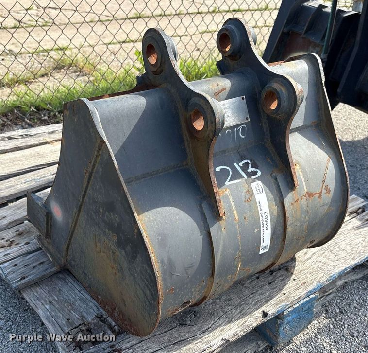 image for item EG8454 Caterpillar CHMHDG 060423 excavator bucket