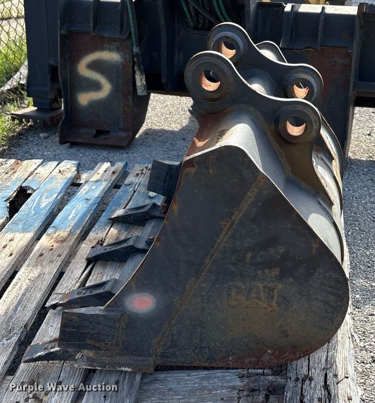 image for item EG8454 Caterpillar CHMHDG 060423 excavator bucket