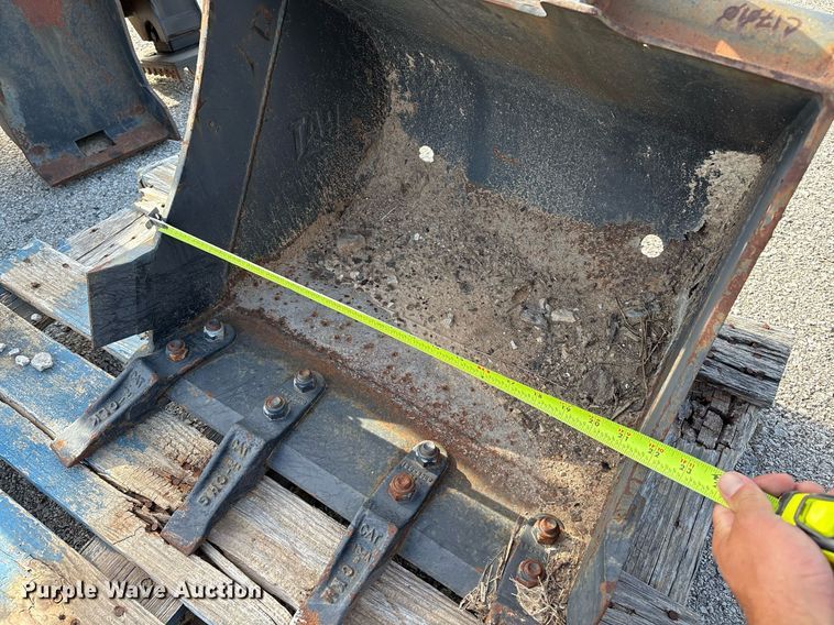 image for item EG8454 Caterpillar CHMHDG 060423 excavator bucket