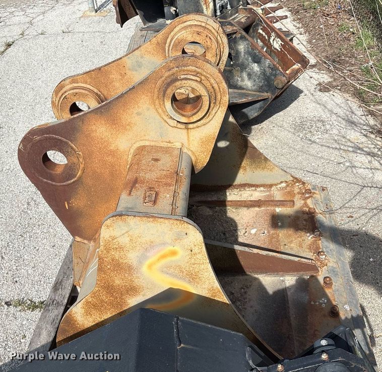 image for item EG8458 John Deere 200 excavator bucket