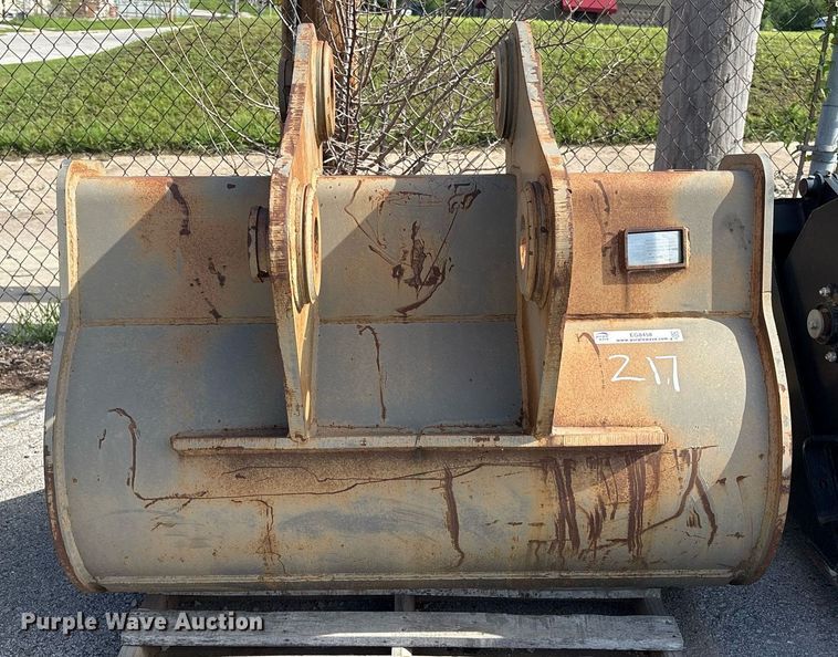 image for item EG8458 John Deere 200 excavator bucket