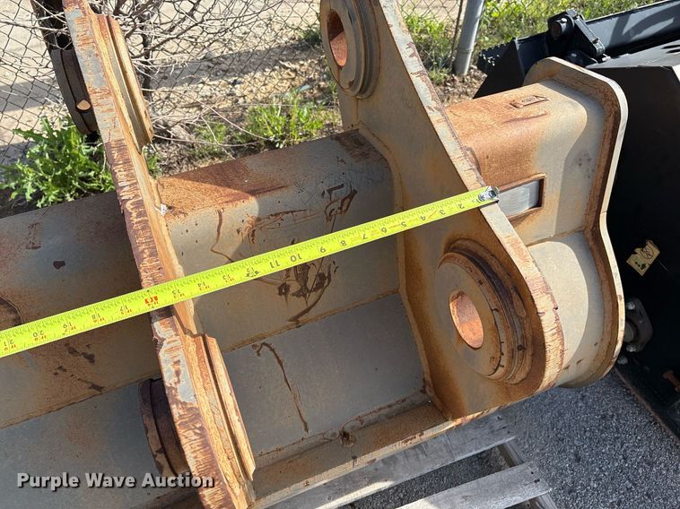 image for item EG8458 John Deere 200 excavator bucket