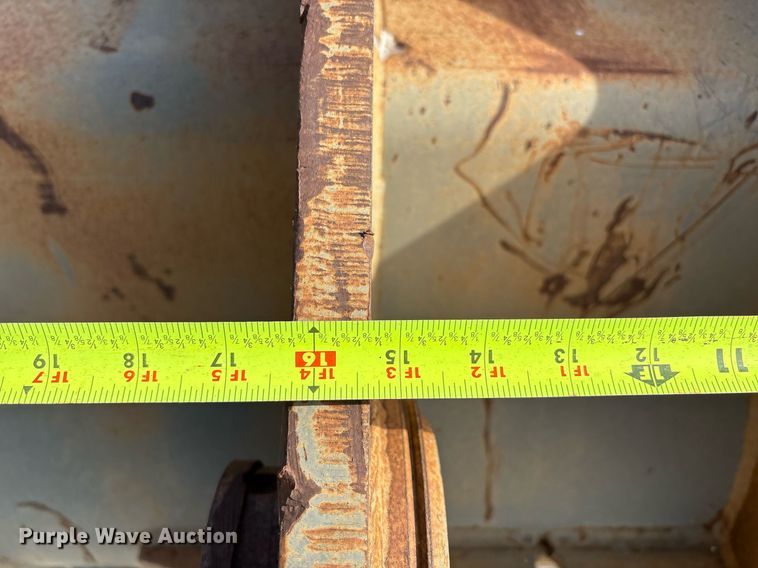 image for item EG8458 John Deere 200 excavator bucket