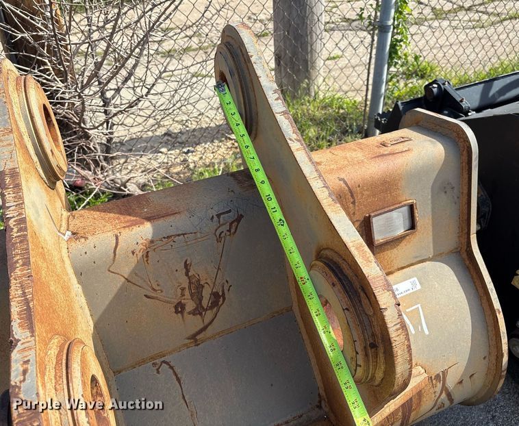 image for item EG8458 John Deere 200 excavator bucket