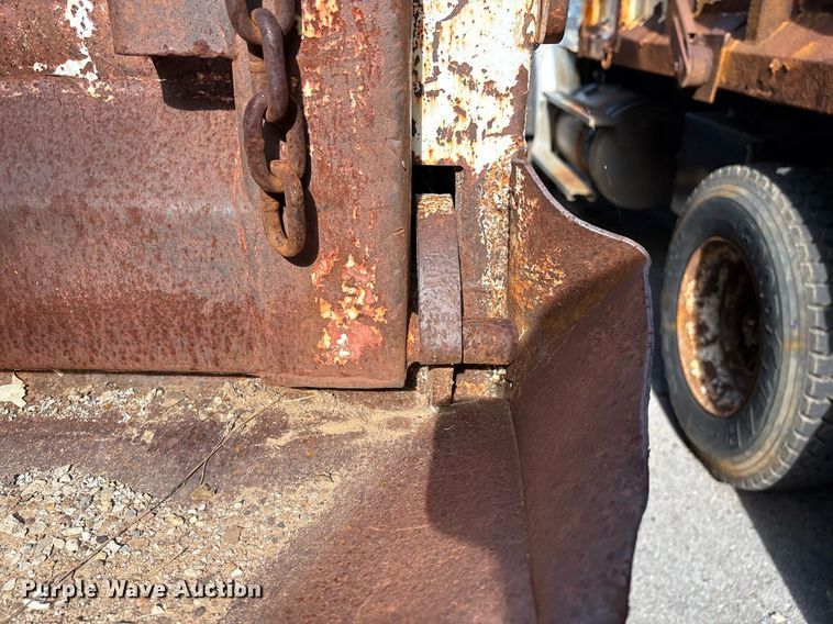 image for item EG8479 2000 International 2554 dump truck