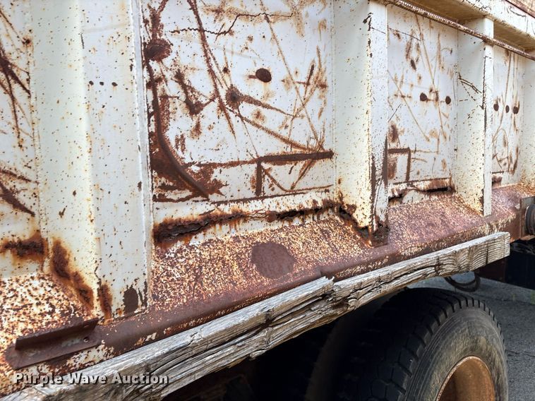 image for item EG8479 2000 International 2554 dump truck