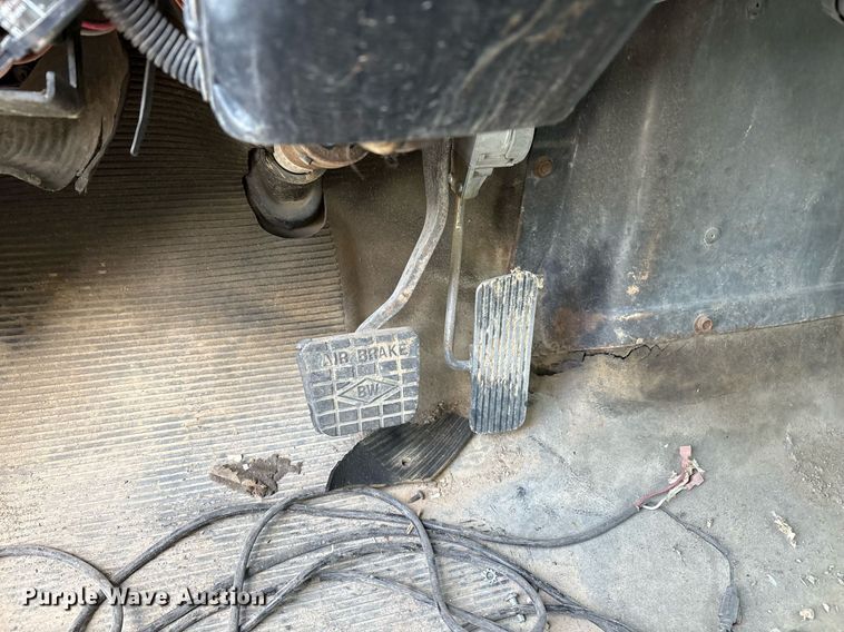 image for item EG8479 2000 International 2554 dump truck