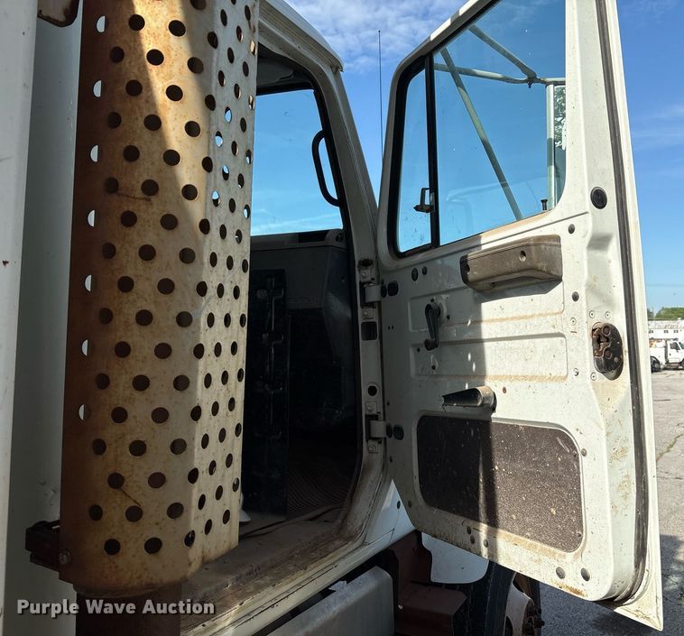 image for item EG8479 2000 International 2554 dump truck