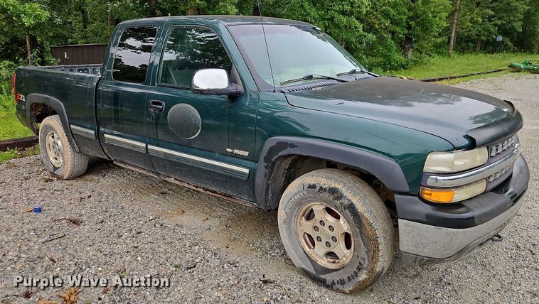 image for item EJ0072 2002 Chevrolet Silverado 1500 Ext. Cab pickup truck