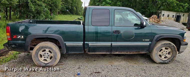 image for item EJ0072 2002 Chevrolet Silverado 1500 Ext. Cab pickup truck