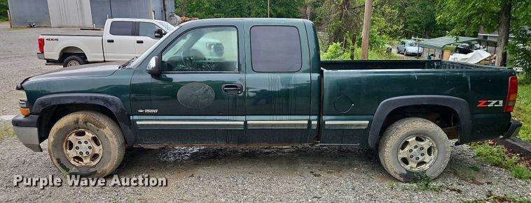 image for item EJ0072 2002 Chevrolet Silverado 1500 Ext. Cab pickup truck
