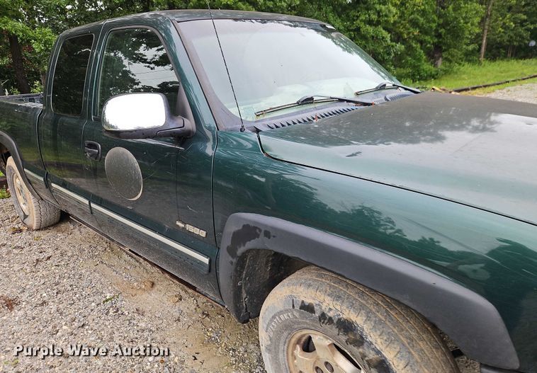 image for item EJ0072 2002 Chevrolet Silverado 1500 Ext. Cab pickup truck
