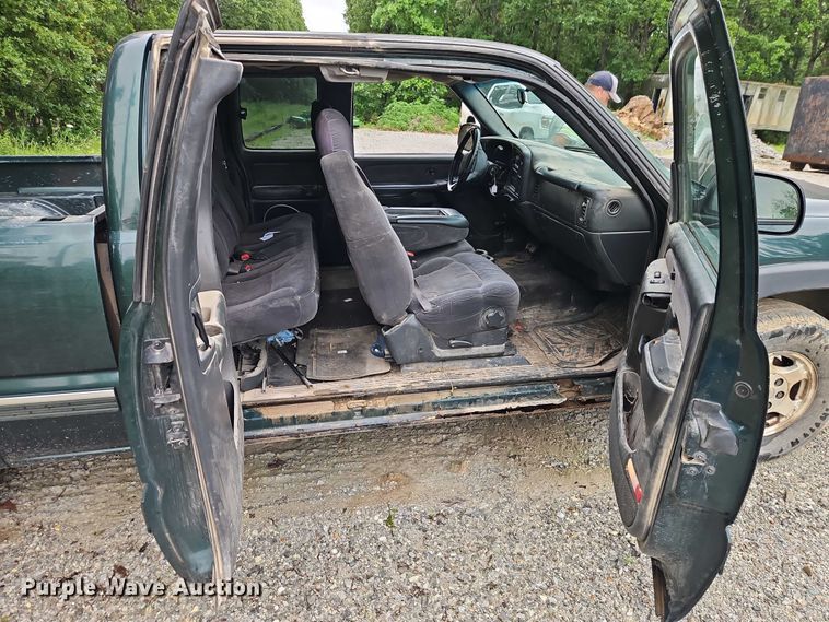 image for item EJ0072 2002 Chevrolet Silverado 1500 Ext. Cab pickup truck