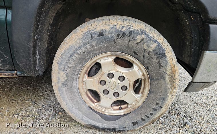 image for item EJ0072 2002 Chevrolet Silverado 1500 Ext. Cab pickup truck