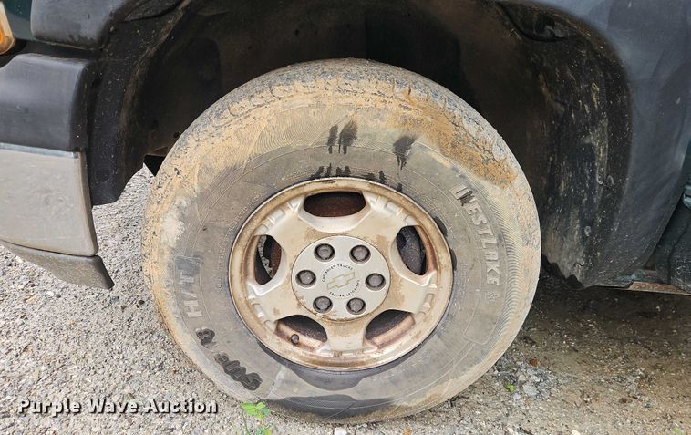 image for item EJ0072 2002 Chevrolet Silverado 1500 Ext. Cab pickup truck