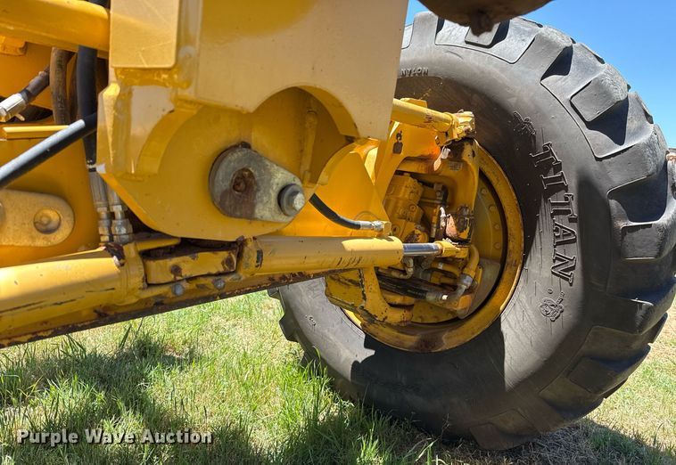 image for item EJ4564 2014 John Deere 672G motor grader