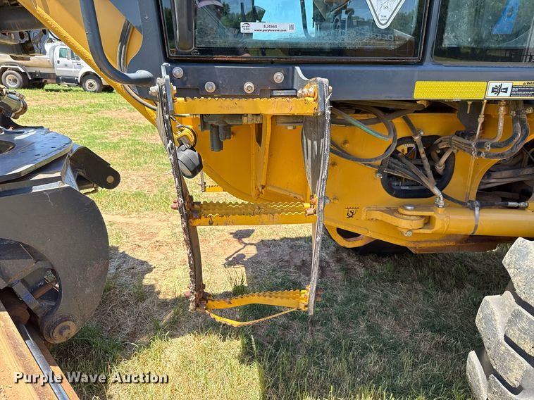 image for item EJ4564 2014 John Deere 672G motor grader