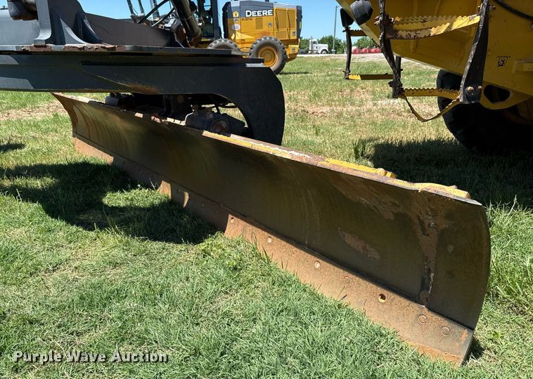 image for item EJ4565 2014 John Deere 672G motor grader