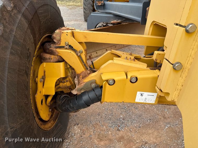 image for item EJ4609 2013 John Deere 772G motor grader