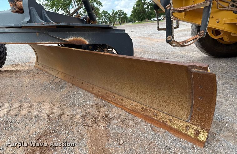 image for item EJ4609 2013 John Deere 772G motor grader