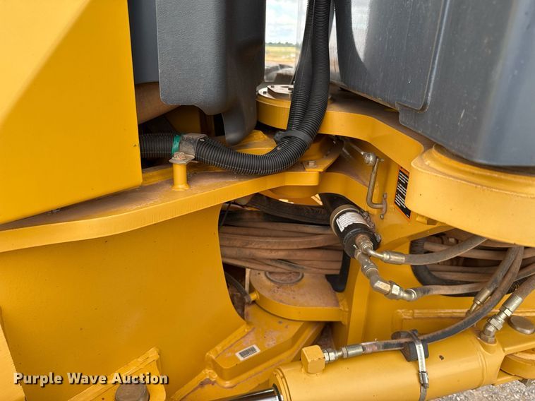 image for item EJ4609 2013 John Deere 772G motor grader