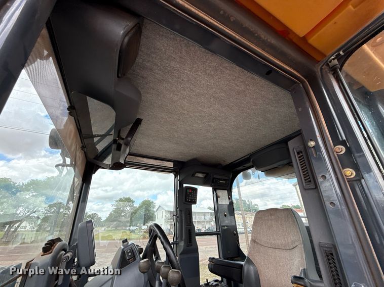 image for item EJ4609 2013 John Deere 772G motor grader