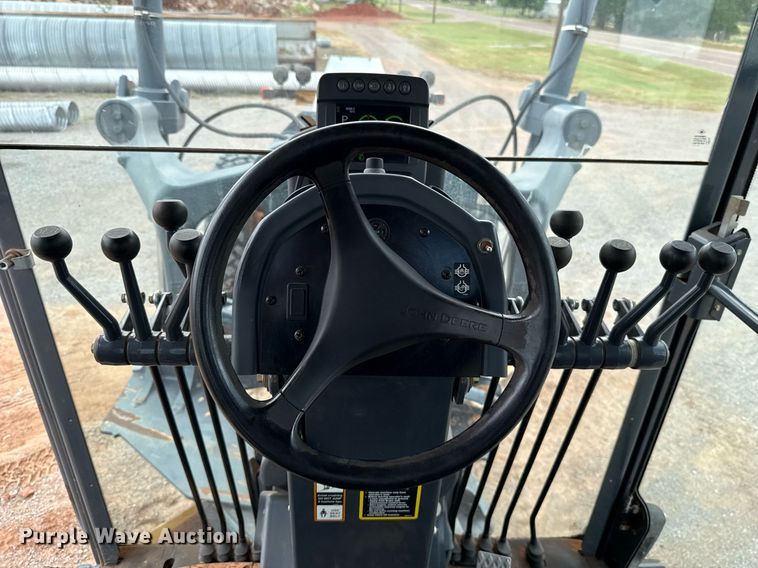 image for item EJ4609 2013 John Deere 772G motor grader