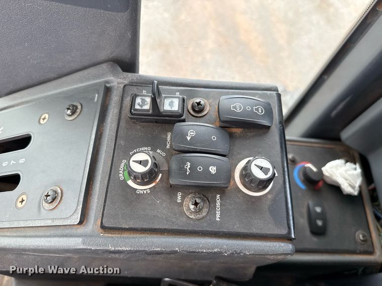 image for item EJ4609 2013 John Deere 772G motor grader