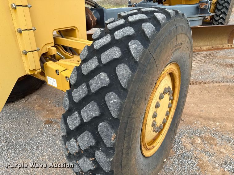 image for item EJ4609 2013 John Deere 772G motor grader