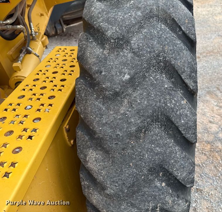 image for item EJ4609 2013 John Deere 772G motor grader