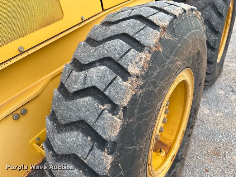 image for item EJ4609 2013 John Deere 772G motor grader