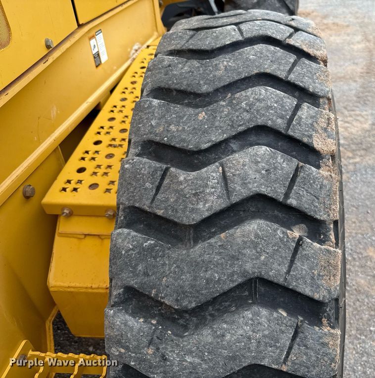 image for item EJ4609 2013 John Deere 772G motor grader