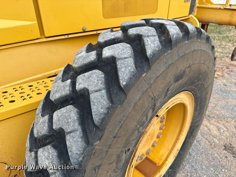 image for item EJ4609 2013 John Deere 772G motor grader