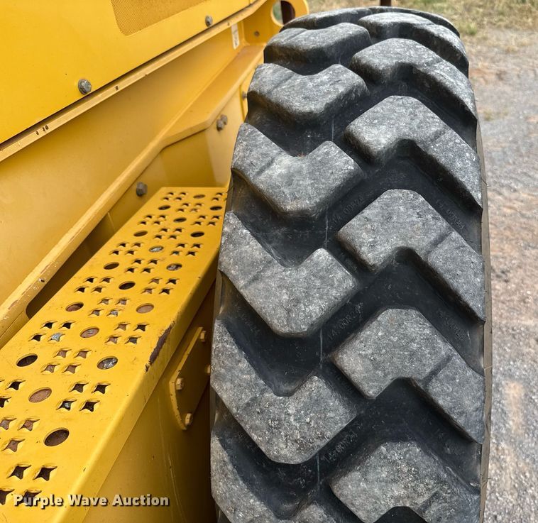 image for item EJ4609 2013 John Deere 772G motor grader